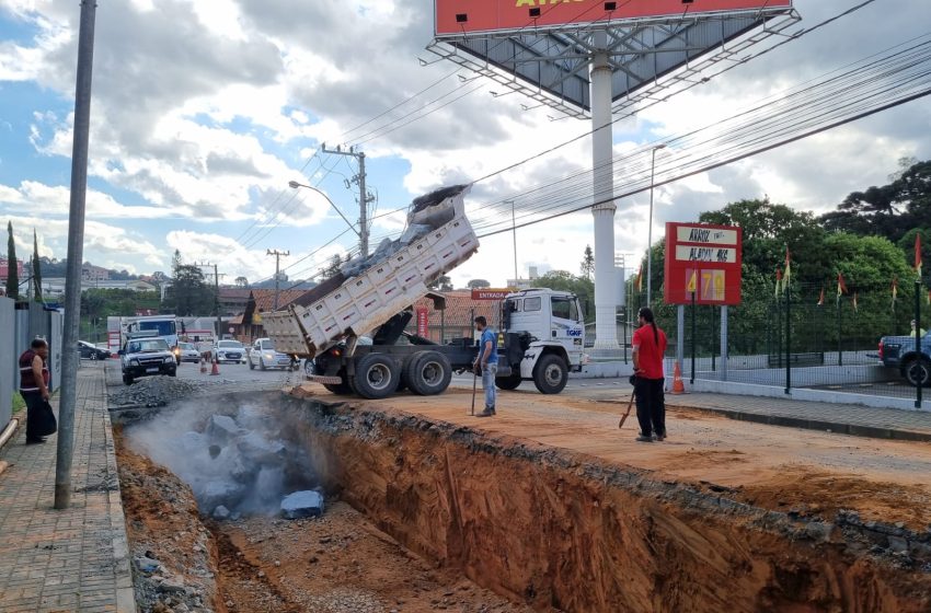  Seguem trabalhos na rua Jorge Zipperer