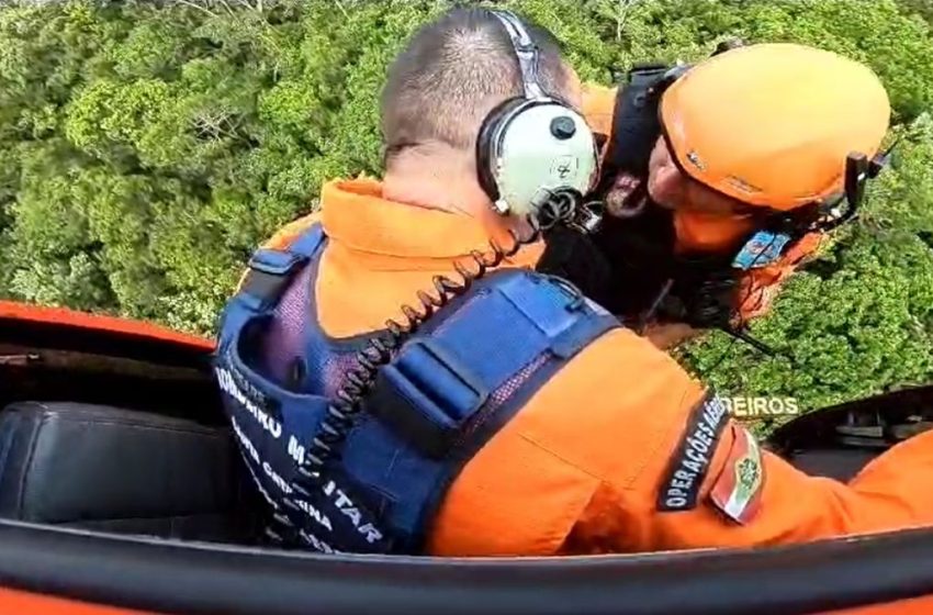  Rádio comunicador “salvou” mulher que caiu de parapente em praia de SC