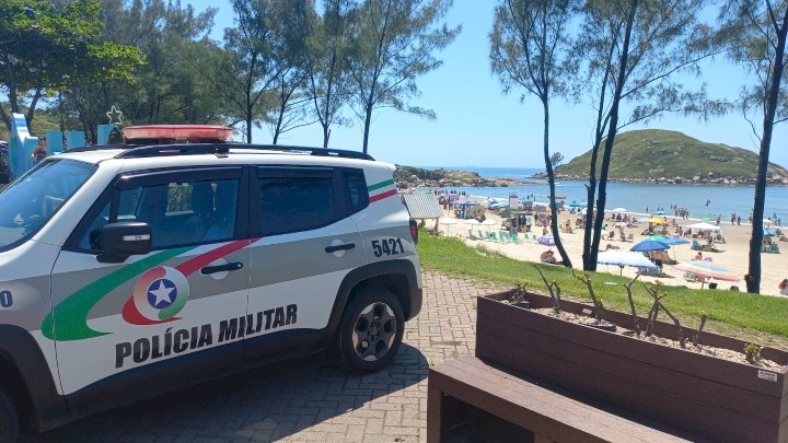  PM de folga salva mãe e filha de afogamento