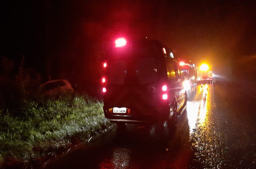  Três pessoas são socorridas após carro sofrer saída de pista