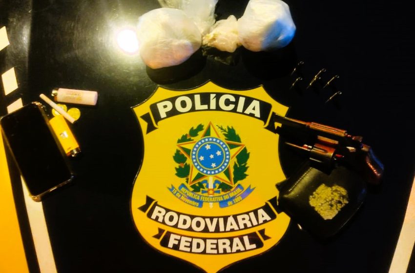  Drogas e arma municiada são encontradas em automóvel