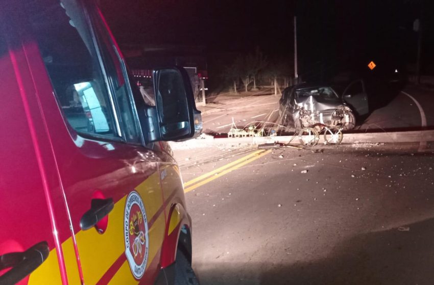  Carro bate em poste e condutor é levado ao hospital por populares