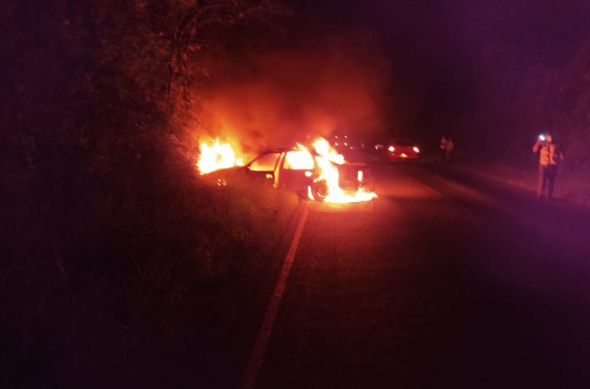  Carro colide em barranco, pega fogo e motorista não é encontrado no local