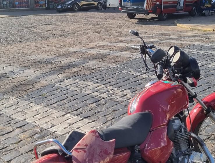  Carro e moto colidem no final da tarde desta segunda