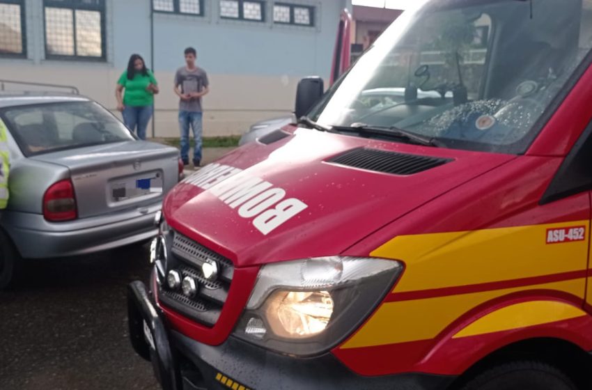  Bebê fica preso acidentalmente dentro de carro