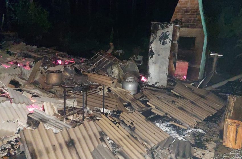  Residência foi destruída por incêndio