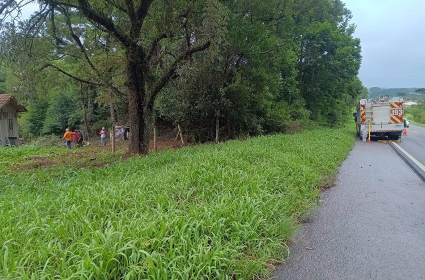  Carro capota e duas pessoas ficam feridas