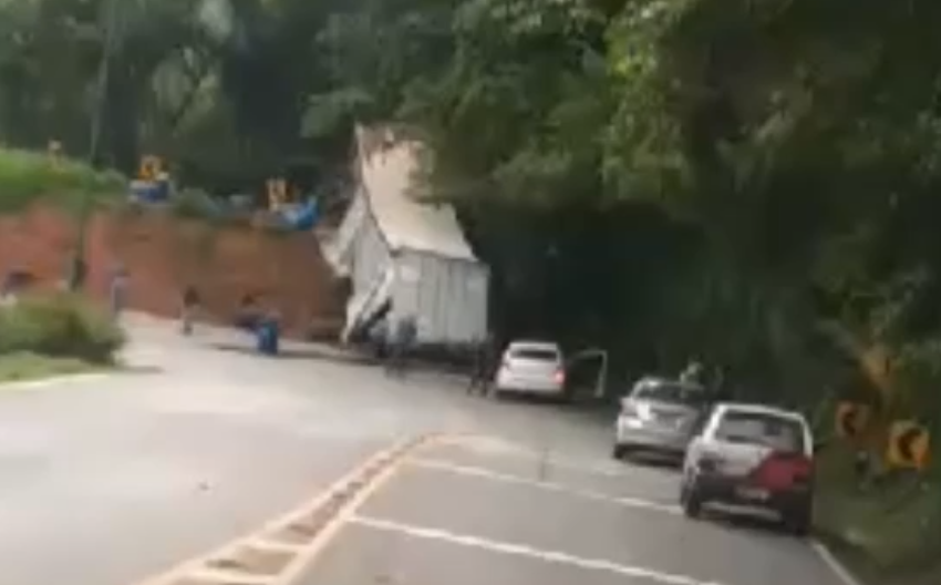  Carreta com carga de ácido sulfúrico tomba na Dona Francisca