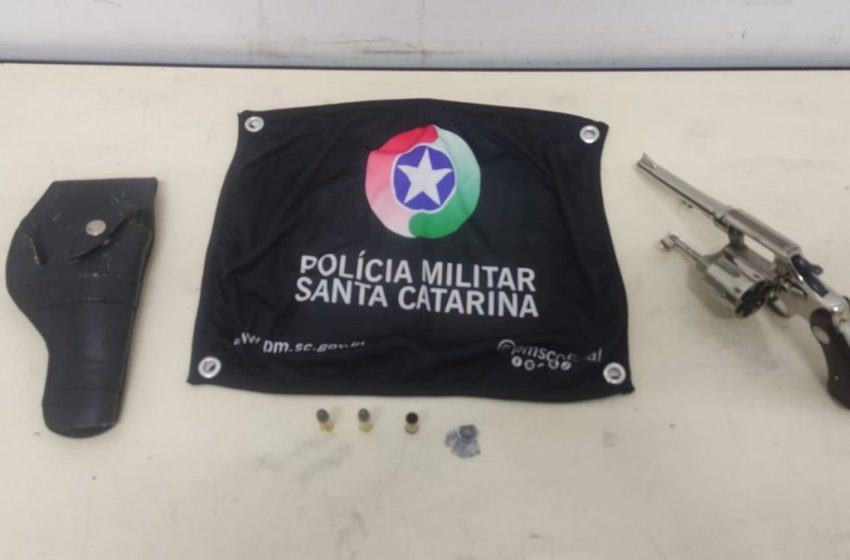  Filha tira revólver das mãos do pai e evita uma tragédia