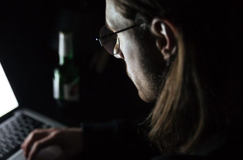  Adolescente que administrava grupo suspeito de induzir jovens a se mutilarem é apreendido