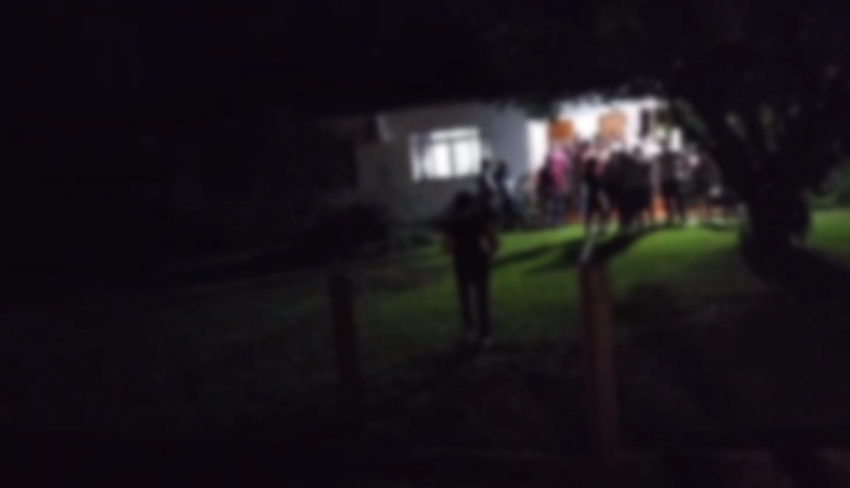  Dupla invade casa, rende casal e criança no interior de SC