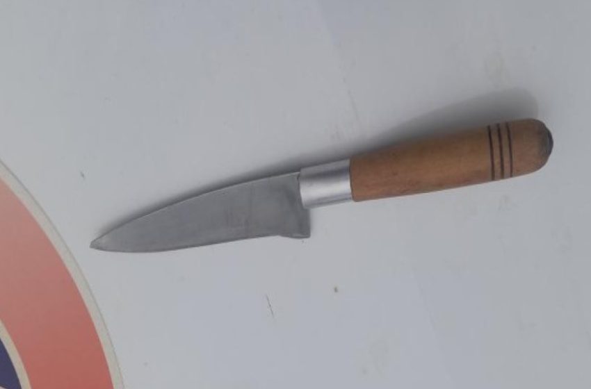  Garrafa de bebida é  jogada fora e homem ameaça esposa e filha com faca