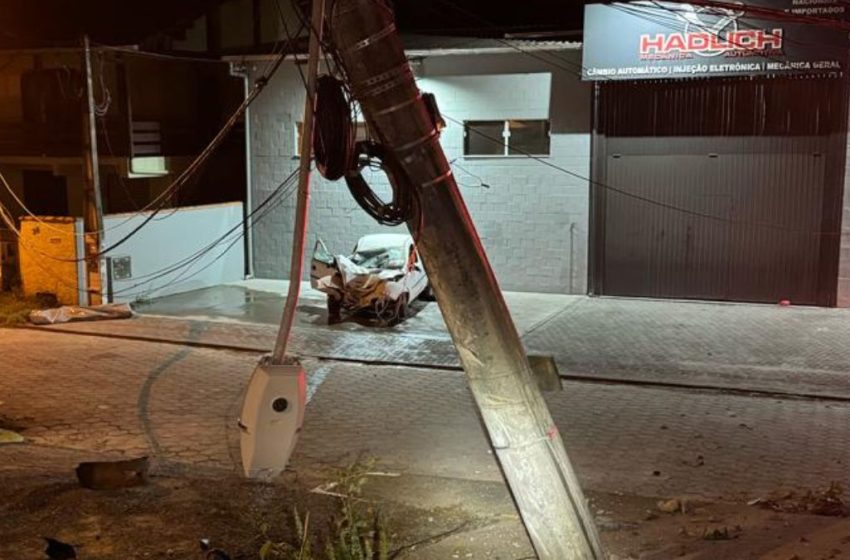  Jovem morre após bater de carro em poste e veículo pegar fogo