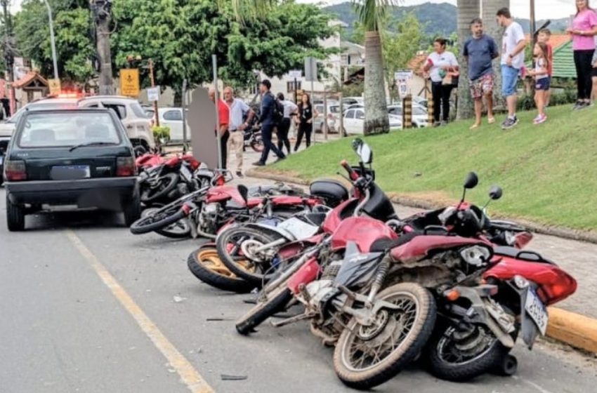  Motorista faz strike de motos em frente ao Parque Beto Carrero