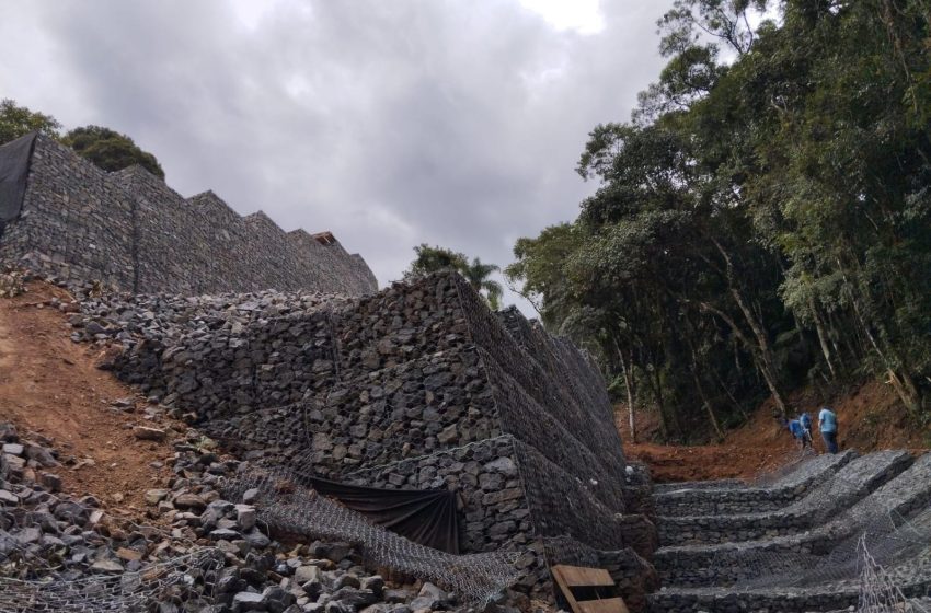  Obras de Muro de Contenção na Rua Jaraguá do Sul