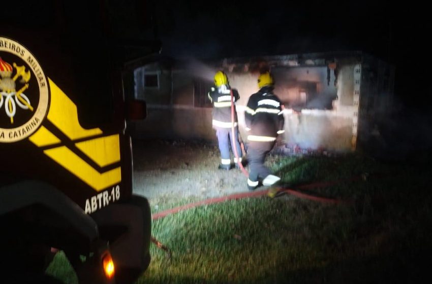 Incêndio destrói residência na madrugada