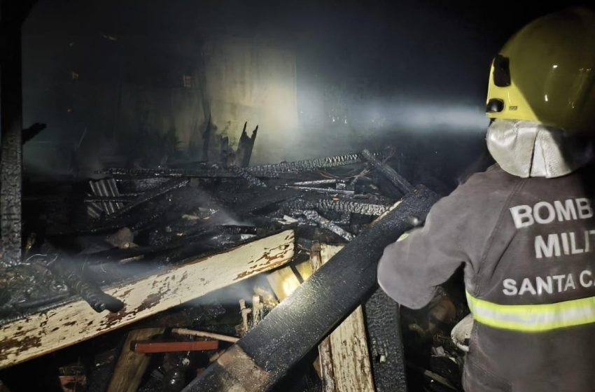  Incêndio destrói casa e deixa uma vítima fatal
