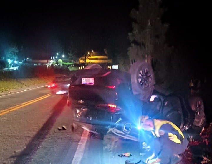  Carro capota na BR-280 em Rio Negrinho