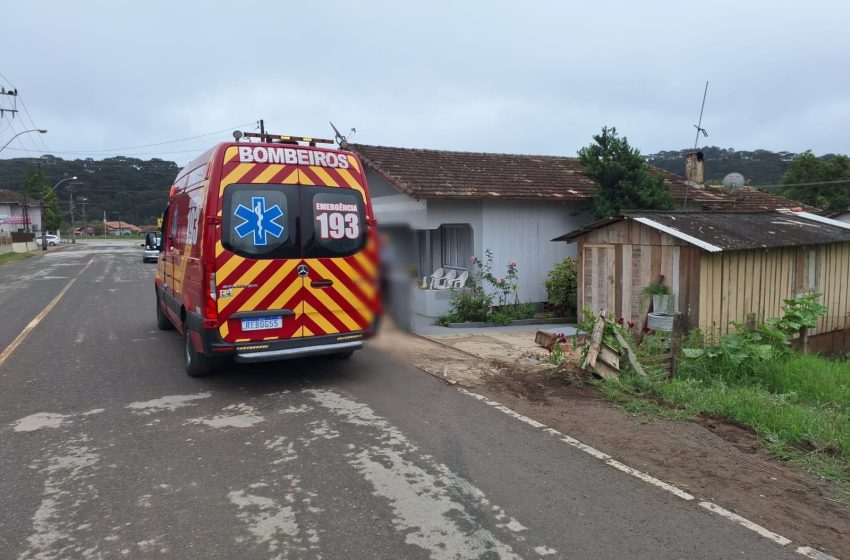  Carro bate em muro no bairro Serra Alta