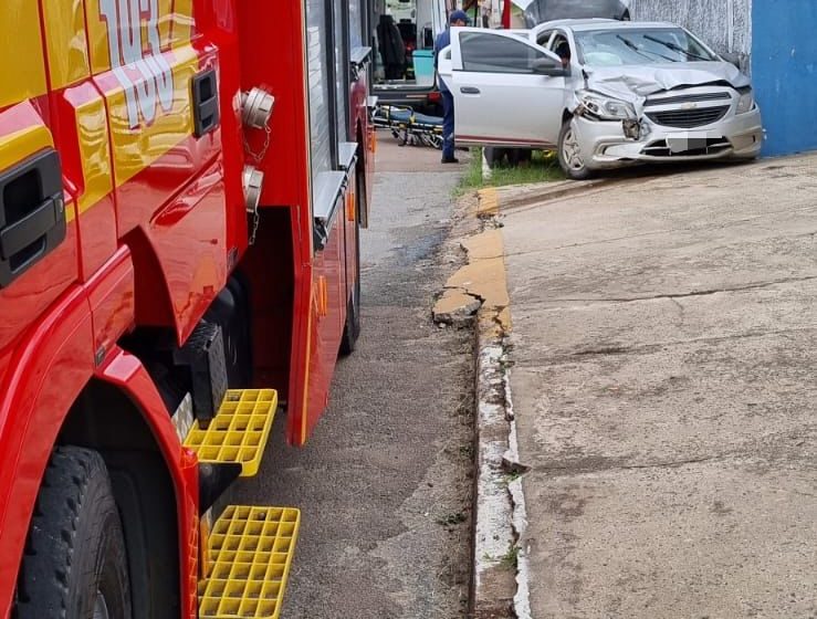  Jovem de 21 anos é conduzida ao hospital após acidente
