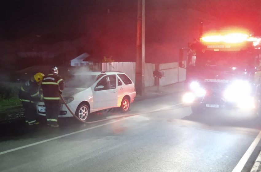  Carro incendeia após motorista dar a partida