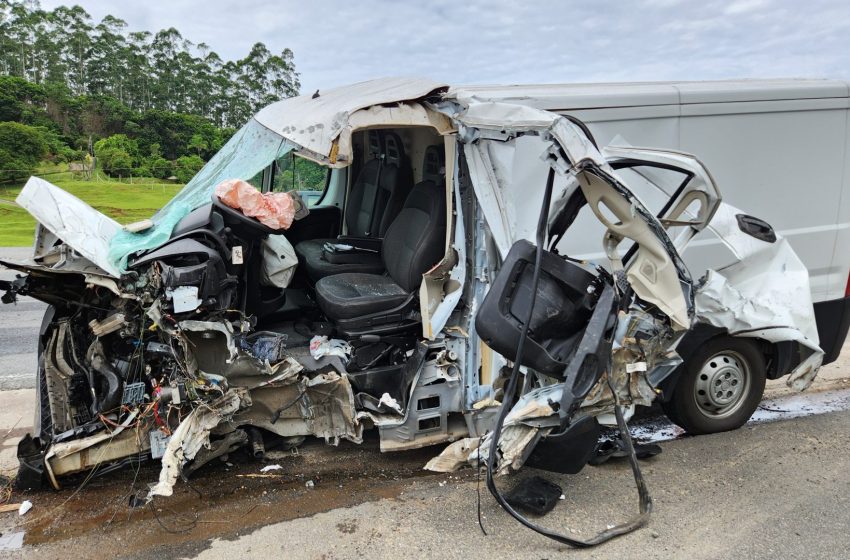  Colisão entre caminhão e van deixa homem gravemente ferido