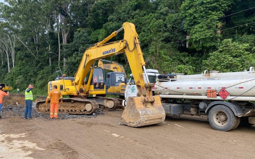 Força-tarefa é mobilizada para recuperar BR-470 onde cratera se abriu em Rio do Sul