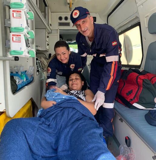  Bebê nasce durante parto de emergência na ambulância do SAMU