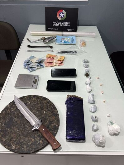  PM recupera moto furtada e apreende drogas em condomínio