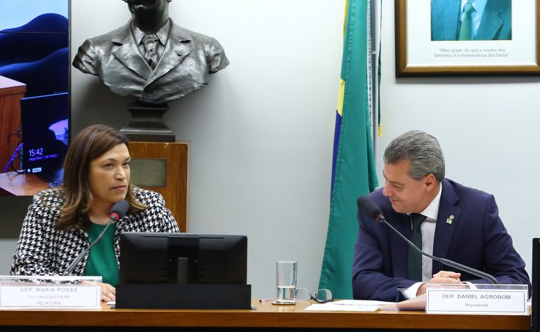  Comissão aprova proposta que permite acumulação de cargo de professor com outro de qualquer natureza