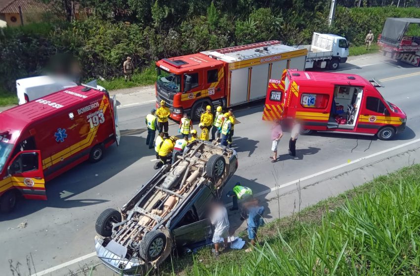  Colisão seguida de capotamento mobiliza bombeiros
