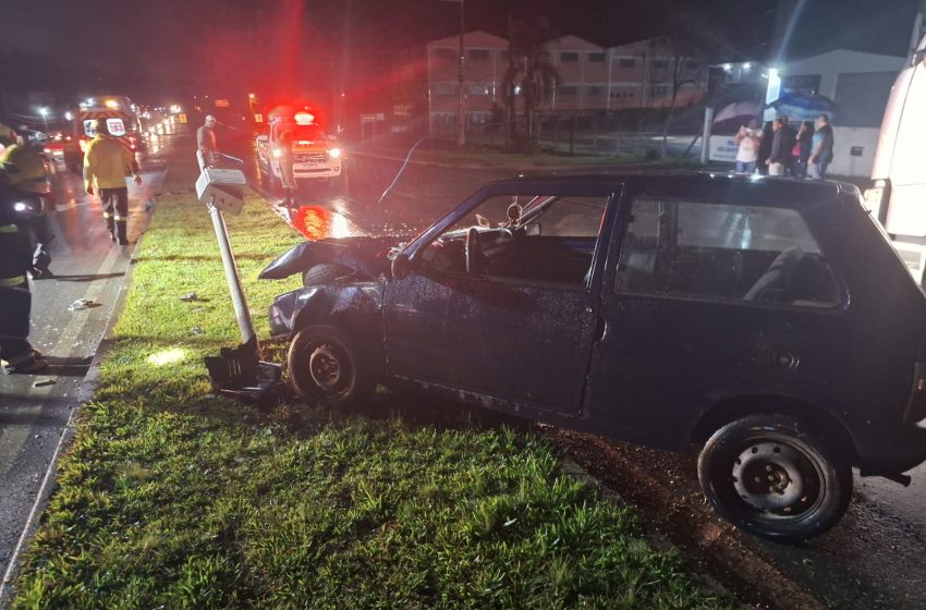  Quatro são encaminhados ao hospital após saída de pista e colisão em poste