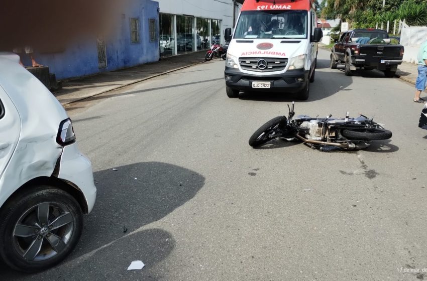  Moto e carro batem e dois ficam feridos