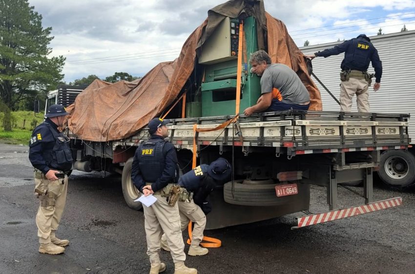  Operação da PRF no Planalto Norte fiscaliza peso e dimensões de veículos de carga