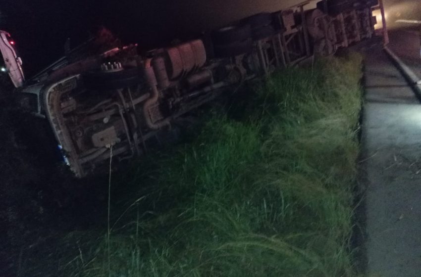  Carreta capota na BR-280 e um fica ferido