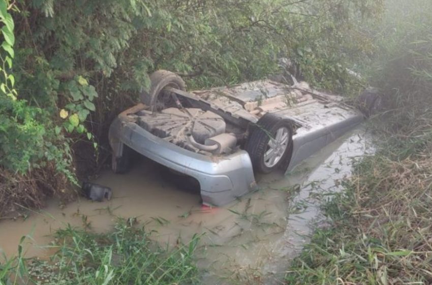  Motorista é resgatado após capotar e ficar submerso em um córrego