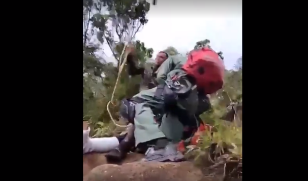  Mulher é resgatada de helicóptero após quebrar o pé a mil metros de altitude