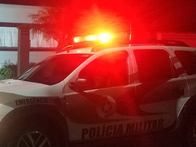 Briga entre irmãos termina com casas e carro danificados