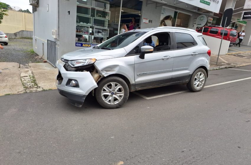  Acidente no Centro deixa motoqueiro ferido