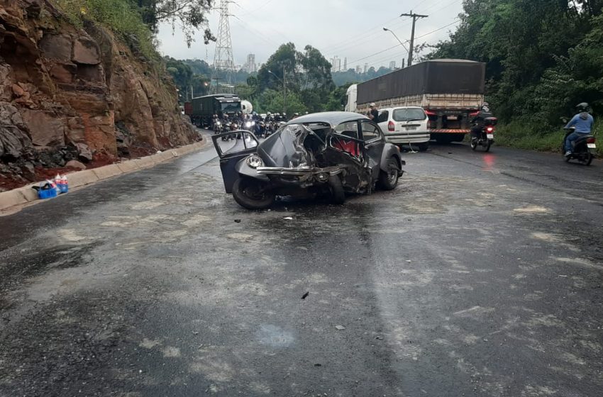  Acidente entre carros e carreta termina em morte em Chapecó