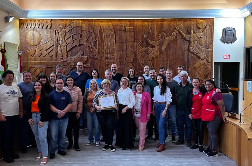  Servidora recebe homenagem por 34 anos de serviços