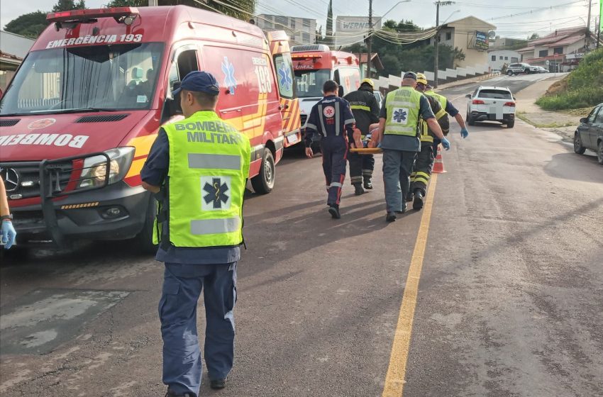  Carro bate em poste e condutora fica encarcerada