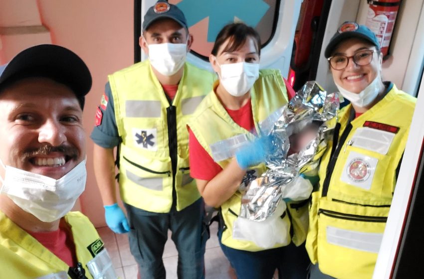  Mulher dá à luz dentro da viatura dos bombeiros