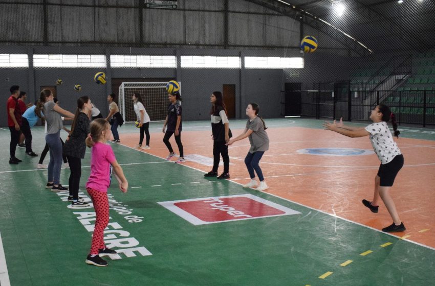  Oficina de voleibol é oferecida no contraturno escolar