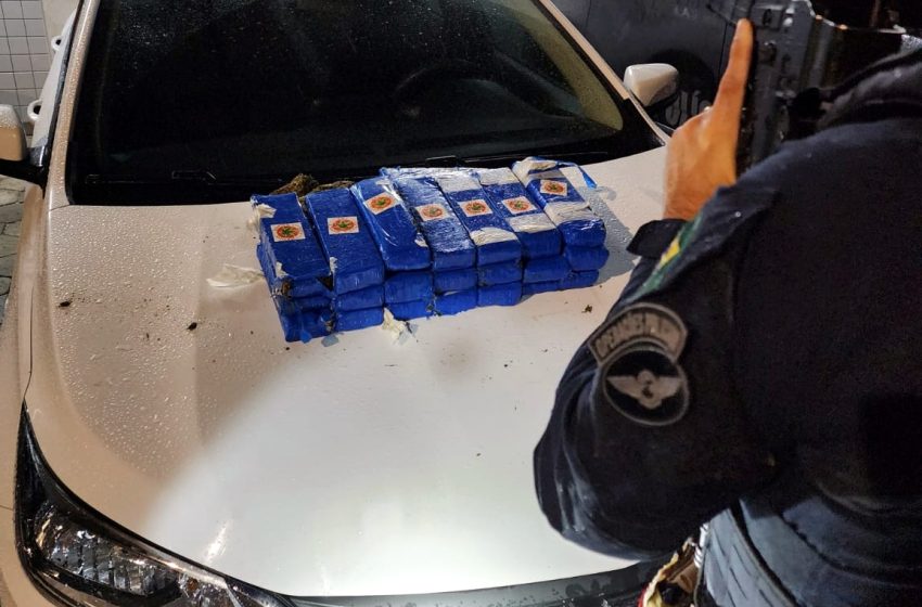  PRF apreende 23 kg de maconha com dupla que tentou descartar a droga na BR-101