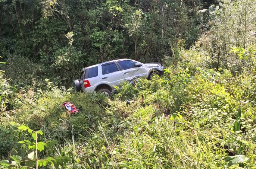  Automóvel cai em ribanceira e condutora fica ferida