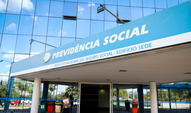  Beneficiários do INSS começam a receber o 13º
