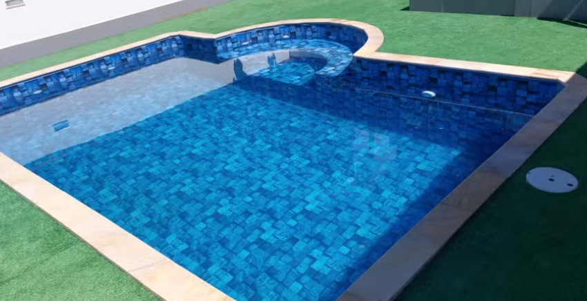  Irmãs de 4 e 8 anos se afogam em piscina de casa e uma delas morre