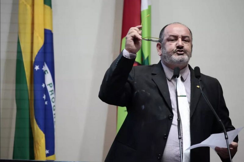 Beijo à força, humilhação, medo e assédios: as denúncias contra o ex-chefe do Procon-SC