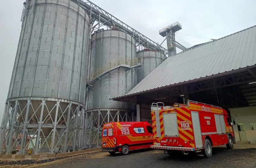  Jovens caem em silo de soja de 8 metros e morrem soterrados